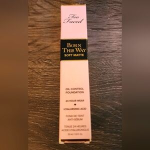 Too Faced BORN THIS WAY SOFT MATTE Oil Control Foundation (Shade: Swan)